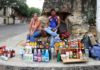 Muchos venezolanos llegan con cosas para vender y así poder financiar el resto de su viaje. Esto afecta a los comerciantes colombianos en las zonas de frontera. Foto: Andrea Moreno / EL TIEMPO