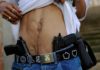 Un traficante de drogas muestra sus armas y una cicatriz, en Caracas, Venezuela, el 25 de noviembre del 2017. Foto de archivo. Rodrigo Abd AP