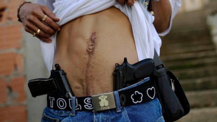 Un traficante de drogas muestra sus armas y una cicatriz, en Caracas, Venezuela, el 25 de noviembre del 2017. Foto de archivo. Rodrigo Abd AP